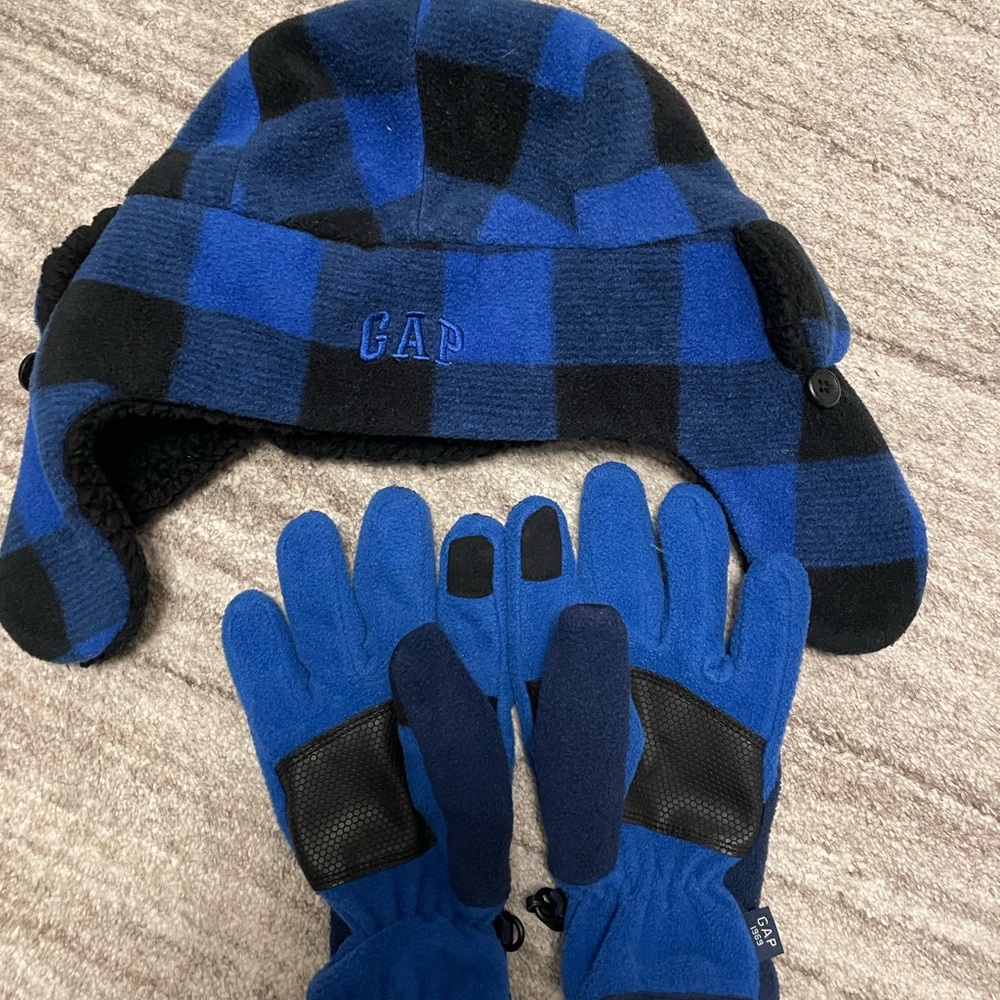 GAP boy hat and mittens. Great condition